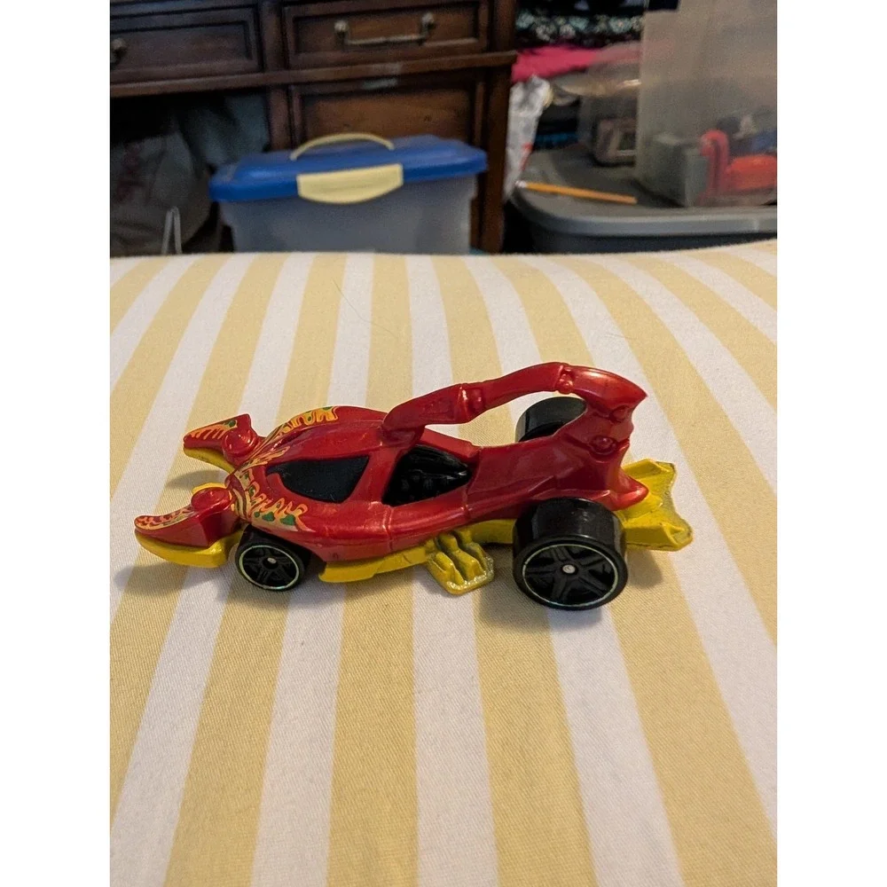 Hot Wheels HW City Scorpedo 2013 Die Cast Toy Car Red Yellow Fantasy Vehicle